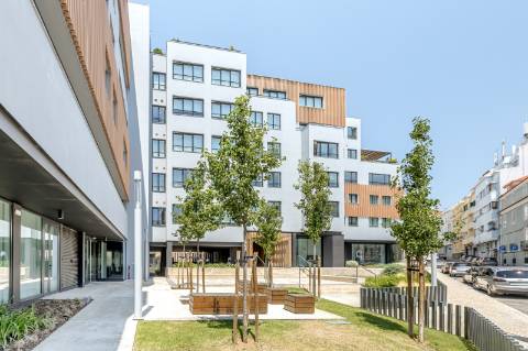 Apartamento T3 duplex nas Amoreiras com dois terraços e vista de cidade e rio.
