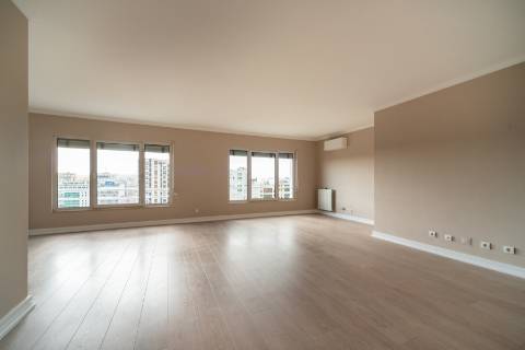 T4 Entrecampos condominio com Piscina e Ginásio