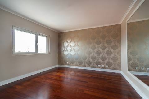 T4 Entrecampos condominio com Piscina e Ginásio