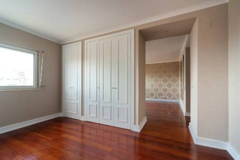 T4 Entrecampos condominio com Piscina e Ginásio