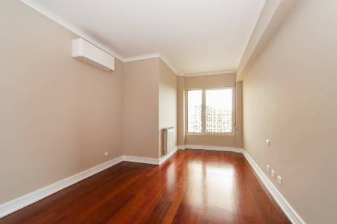 T4 Entrecampos condominio com Piscina e Ginásio