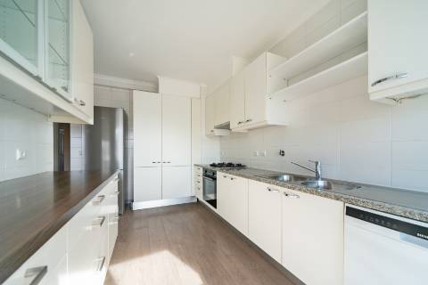 T4 Entrecampos condominio com Piscina e Ginásio