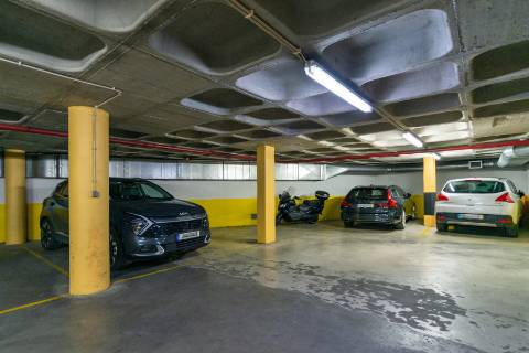 T4 Entrecampos condominio com Piscina e Ginásio