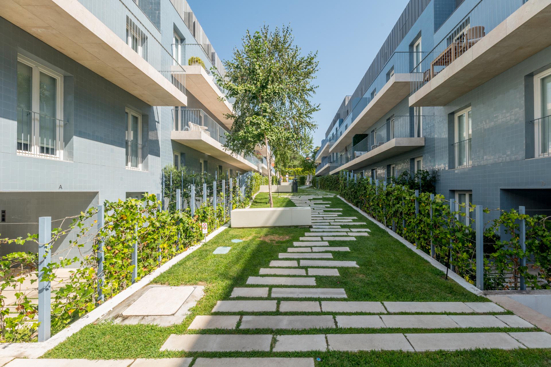 Apartamento T4 com terraço e jardim privativo e piscina no condomínio Unique Belém