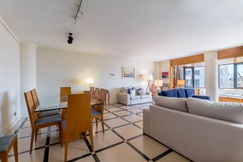 Apartamento T3 nas Amoreiras, para arrendar