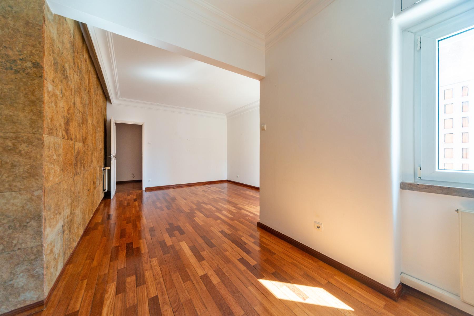 Apartamento T3 com varanda, ar condicionado e acesso a terraço comum, localizado em Entrecampos, Lisboa
