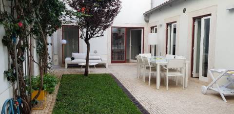 Apartamento T3 Remodelado com Pátio Privativo em São Bento!