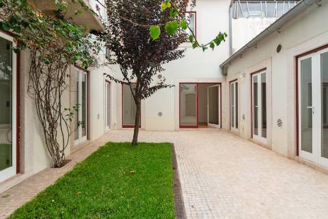 Apartamento T3 Remodelado com Pátio Privativo em São Bento!