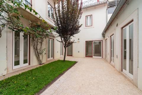 Apartamento T3 Remodelado com Pátio Privativo em São Bento!