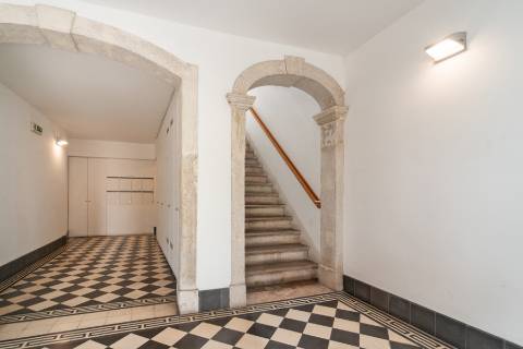 Apartamento T3 Remodelado com Pátio Privativo em São Bento!