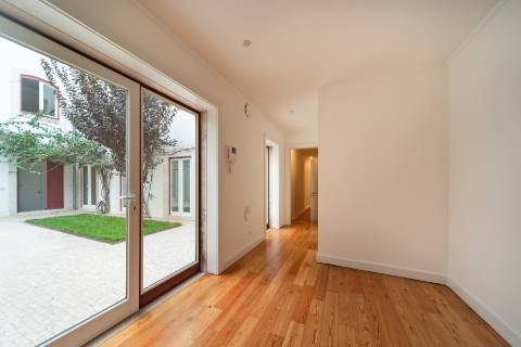 Apartamento T3 Remodelado com Pátio Privativo em São Bento!