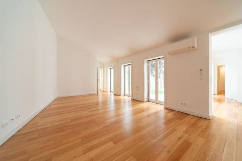 Apartamento T3 Remodelado com Pátio Privativo em São Bento!