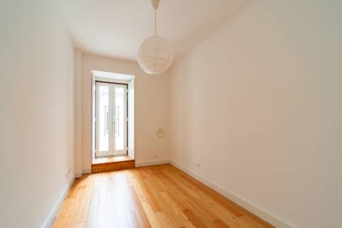 Apartamento T3 Remodelado com Pátio Privativo em São Bento!