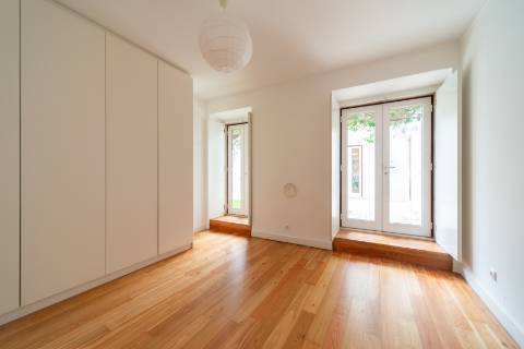 Apartamento T3 Remodelado com Pátio Privativo em São Bento!