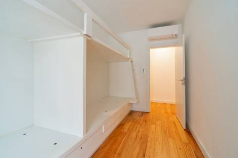 Apartamento T3 Remodelado com Pátio Privativo em São Bento!