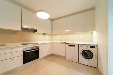 Apartamento T3 Remodelado com Pátio Privativo em São Bento!