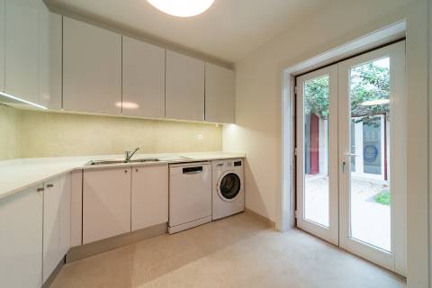 Apartamento T3 Remodelado com Pátio Privativo em São Bento!