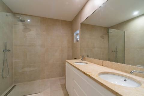 Apartamento T3 Remodelado com Pátio Privativo em São Bento!