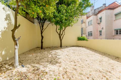 Charmoso apartamento T1+1 com jardim privativo no Príncipe Real