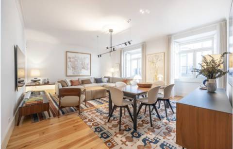 Apartamento T2, com estacionamento e elevador e varanda