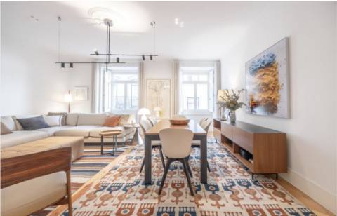 Apartamento T2, com estacionamento e elevador e varanda