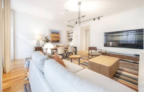 Apartamento T2, com estacionamento e elevador e varanda