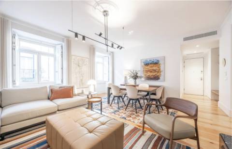 Apartamento T2, com estacionamento e elevador e varanda