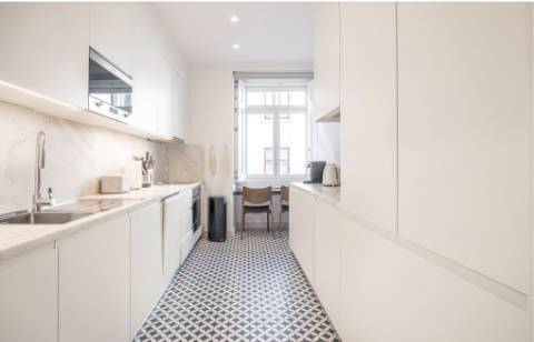 Apartamento T2, com estacionamento e elevador e varanda