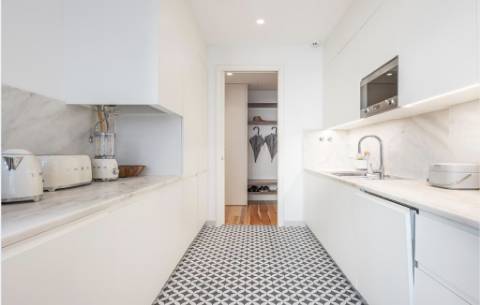 Apartamento T2, com estacionamento e elevador e varanda