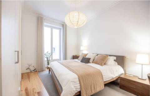 Apartamento T2, com estacionamento e elevador e varanda