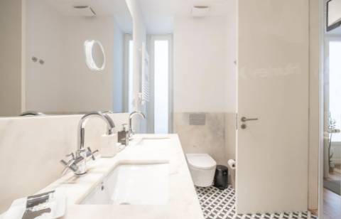 Apartamento T2, com estacionamento e elevador e varanda