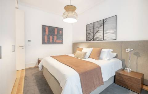 Apartamento T2, com estacionamento e elevador e varanda