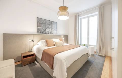 Apartamento T2, com estacionamento e elevador e varanda