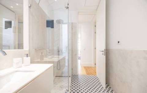 Apartamento T2, com estacionamento e elevador e varanda