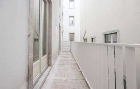 Apartamento T2, com estacionamento e elevador e varanda