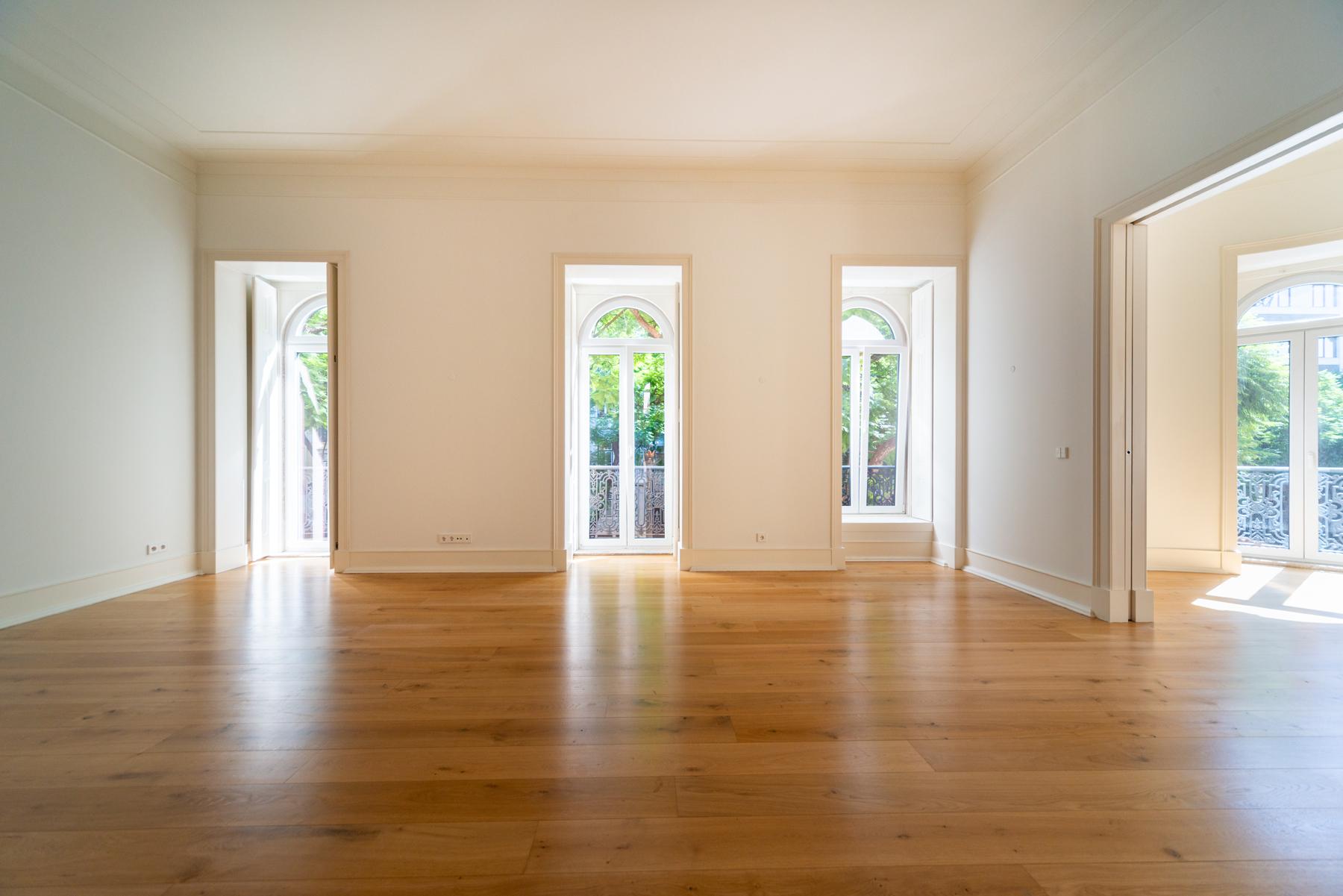 Apartamento T3 em prédio pombalino, com vista desafogada e garagem
