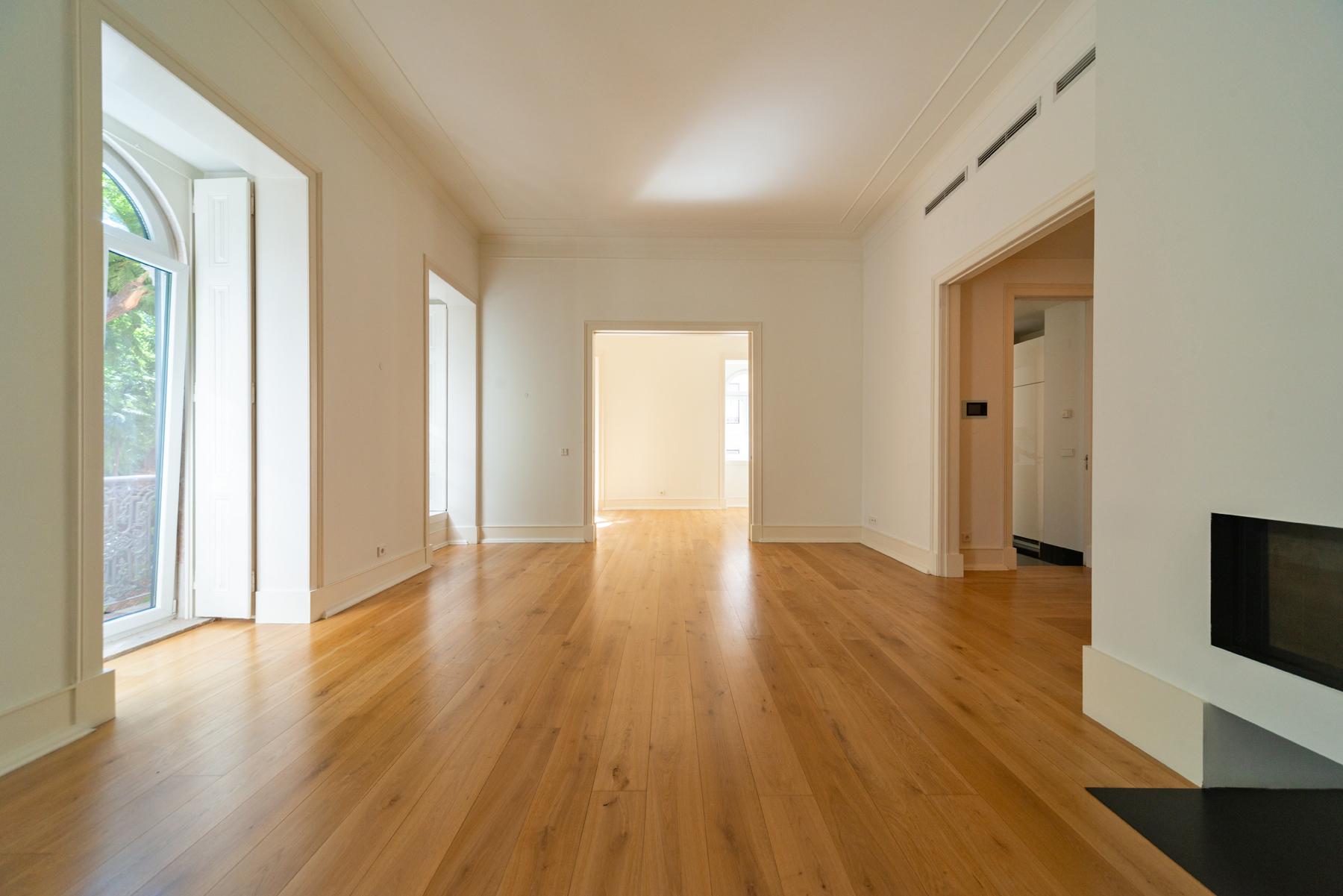 Apartamento T3 em prédio pombalino, com vista desafogada e garagem