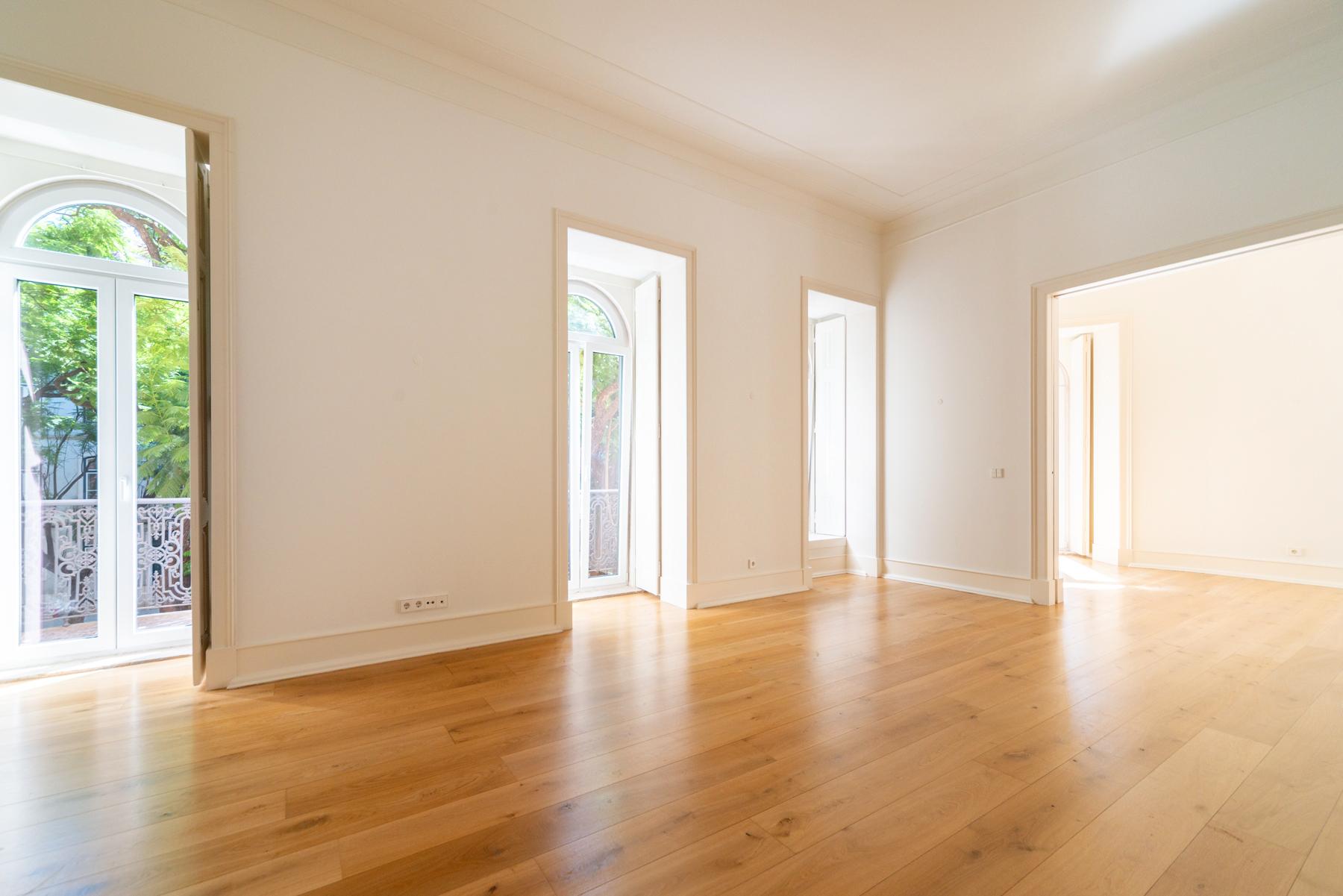 Apartamento T3 em prédio pombalino, com vista desafogada e garagem