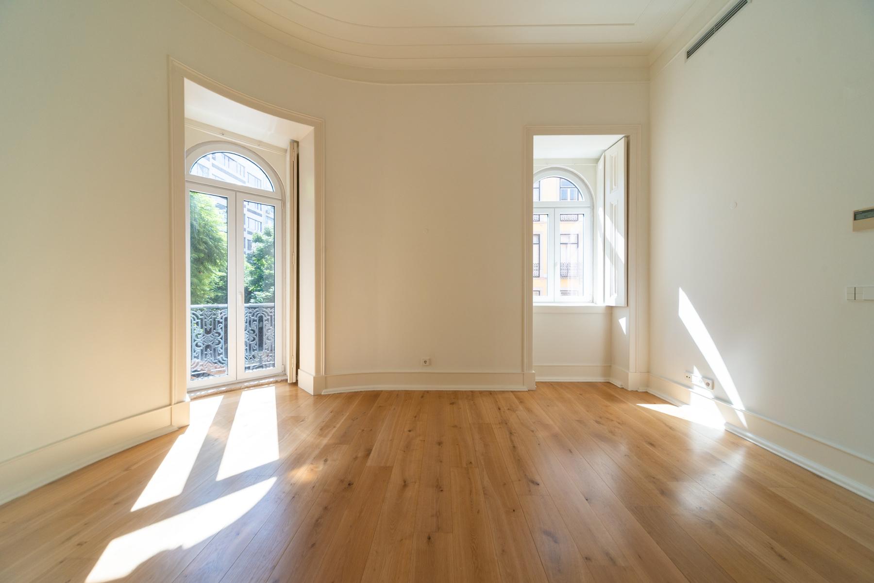 Apartamento T3 em prédio pombalino, com vista desafogada e garagem