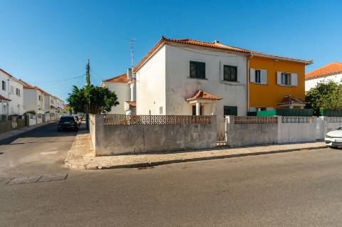 Moradia geminada de esquina em Caselas, com jardim e projecto aprovado