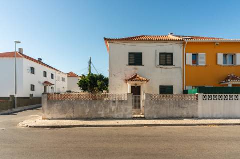 Moradia geminada de esquina em Caselas, com jardim e projecto aprovado