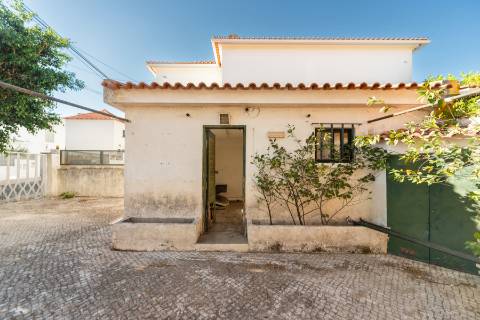 Moradia geminada de esquina em Caselas, com jardim e projecto aprovado