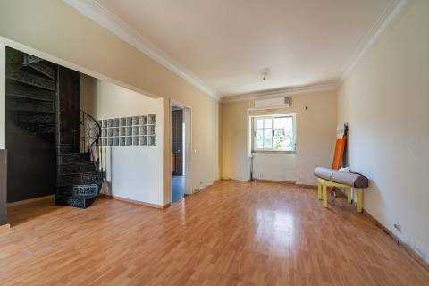 Moradia geminada de esquina em Caselas, com jardim e projecto aprovado