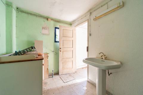 Moradia geminada de esquina em Caselas, com jardim e projecto aprovado