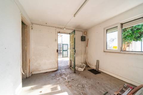 Moradia geminada de esquina em Caselas, com jardim e projecto aprovado