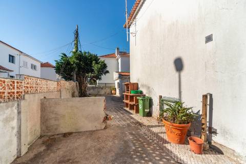 Moradia geminada de esquina em Caselas, com jardim e projecto aprovado