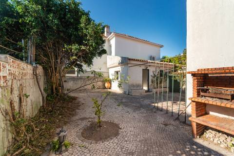 Moradia geminada de esquina em Caselas, com jardim e projecto aprovado