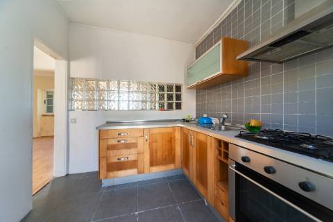 Moradia geminada de esquina em Caselas, com jardim e projecto aprovado