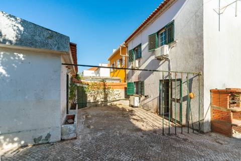 Moradia geminada de esquina em Caselas, com jardim e projecto aprovado