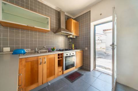 Moradia geminada de esquina em Caselas, com jardim e projecto aprovado